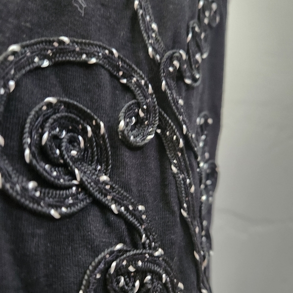 Lauren Michelle Black Top Size L‎ Embroidered Floral Swirl Keyhole Boat Neckline - Picture 7 of 13